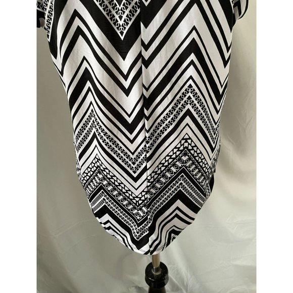 Tutta Bella Maternity Black/White Chevron Print Lace Keyhole Back Blouse - 1X - Picture 8 of 12